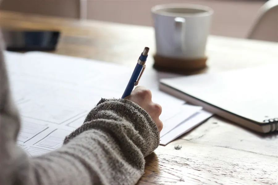 Estrategia dibujada a mano, en papel y lápiz