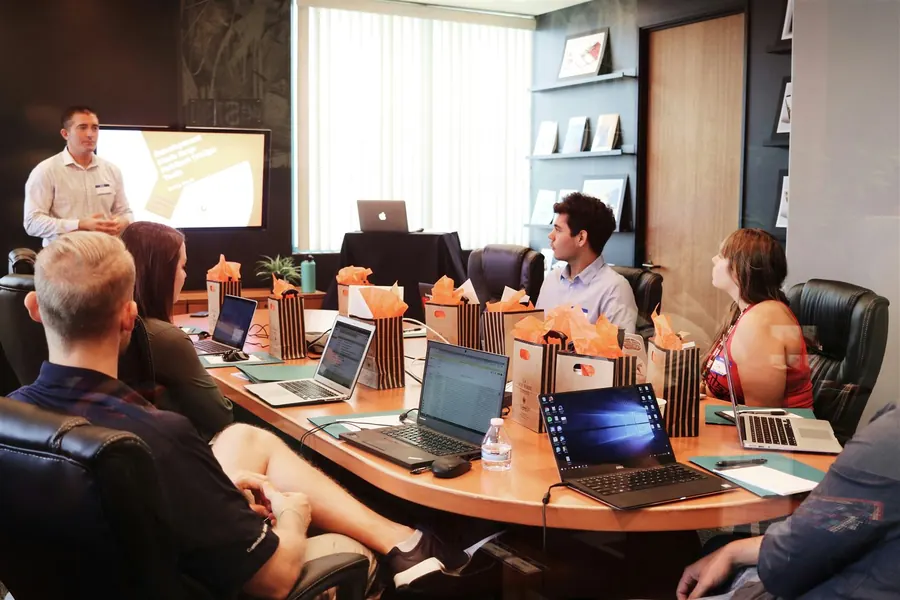 Equipo directivo revisando la estrategia en una sala de juntas